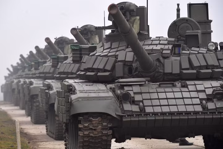 Đáp lại, binh lính Kosovo đã tập trung ở bên kia biên giới với sự yểm trợ của xe bọc thép và các tay súng bắn tỉa, tuy vậy theo đánh giá của giới truyền thông thì nếu nổ ra giao tranh, nhờ xe tăng T-72MS mà Quân đội Serbia sẽ dễ dàng "đè bẹp" đối phương.