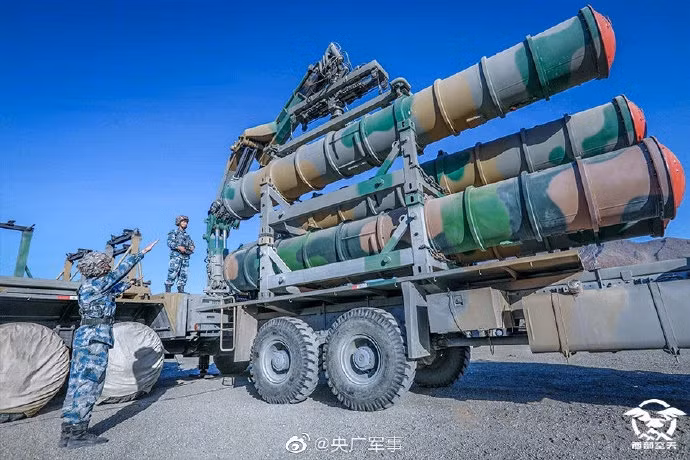 Ấn Độ cho biết, nước này cũng đã triển khai một loạt các loại chiến đấu cơ đời mới như tiêm kích Rafale cùng chiến đấu cơ MiG-29 lên sát khu vực đang tranh chấp. Nguồn ảnh: Sina.