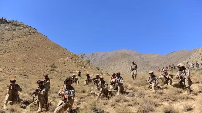 Bản thân ông Saleh cũng như các địa bàn phe kháng chiến là nơi sinh sống của tộc người Tajik, cùng dòng máu với Tajikistan, trong khi đó Taliban lại thuộc tộc người Pashtun.