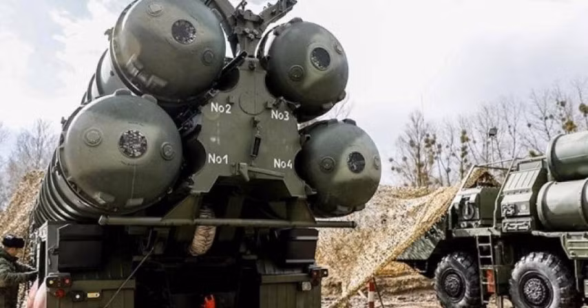 Lý do nằm ở chỗ vị trí triển khai S-400 chỉ nằm cách biên giới Ba Lan khoảng 4 km, trong trường hợp xảy ra bất kỳ cuộc xung đột nào với NATO, khu vực trên sẽ bị phá hủy nhanh chóng chỉ bằng một chiếc xe tăng thông thường do nằm hoàn toàn trong tầm bắn thẳng.