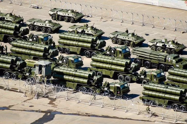 Tuy vậy sự hiện diện của hệ thống S-400 Triumf thuộc biên chế Quân đội Nga ở nước láng giềng Belarus cũng khiến nhiều chuyên gia quân sự tại Moskva bày tỏ sự lo ngại.