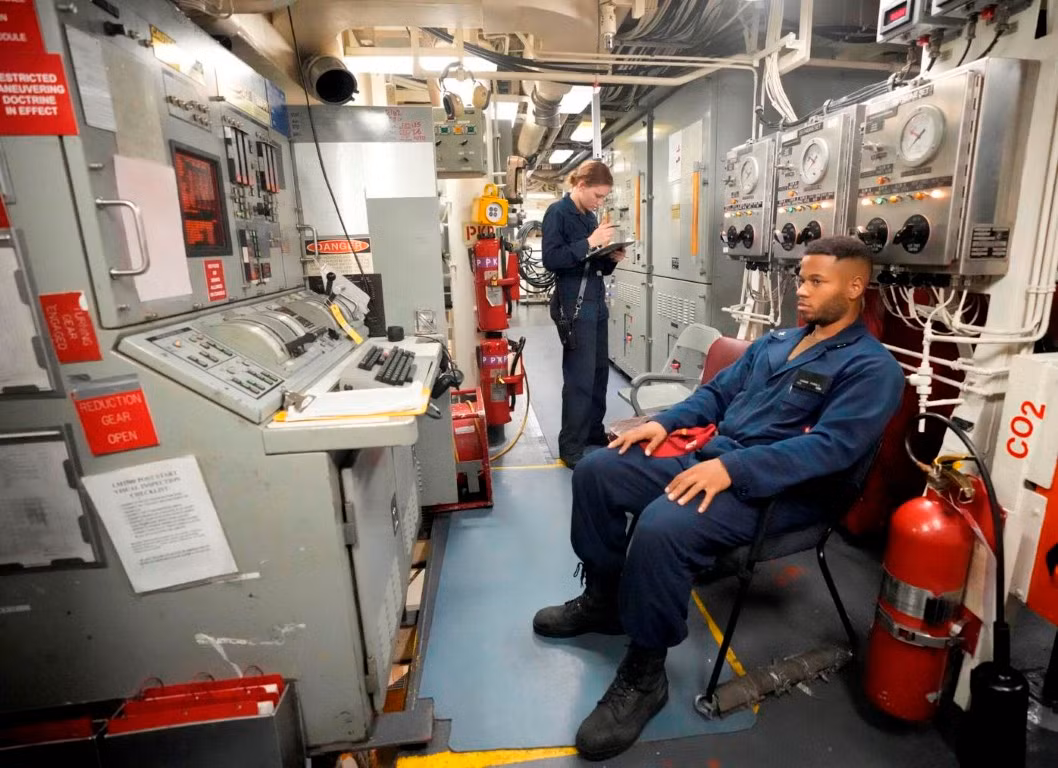 bên trong khoang máy của tàu khu trục USS Ross - tàu chiến Mỹ tốn nhiều giấy mực của báo giới nhất trong thời gian diễn ra cuộc tập trận Sea Breeze 2021.