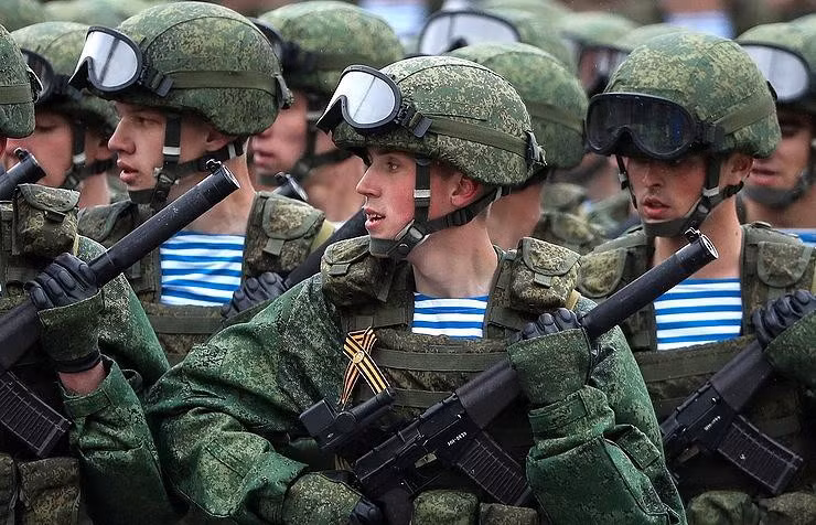 Bộ Ratnik còn bao gồm súng trường hiện đại, bộ thiết bị bảo vệ hiệu quả, các thiết bị trinh sát và liên lạc gồm khoảng 10 hệ thống nhỏ khác nhau.