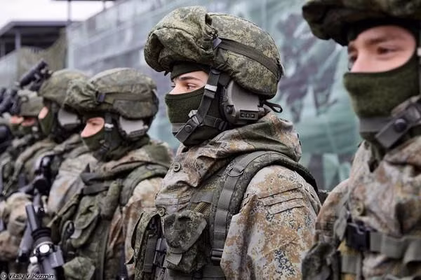 "Chiếc đồng hồ chúng tôi đã đưa vào bộ quân trang Ratnik vẫn giữ lại đặc tính hoạt động của nó khi tiếp xúc với bức xạ mặt trời và các xung điện từ, ví dụ trong vụ nổ hạt nhân. Nếu người lính tiếp xúc với tác động điện từ của quả bom nguyên tử, đồng hồ sẽ tiếp tục hoạt động mà không bị gián đoạn", ông Oleg Faustov, nhà thiết kế trưởng về thiết bị đảm bảo đời sống chiến đấu của quân nhân thuộc TSNIITOCHMASH, cho biết.