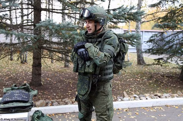 Bộ quân phục Ratnik gồm 40 thiết bị khác nhau như áo ngụy trang, áo giáp, mũ bảo hiểm, bộ bảo vệ chân, vai, hông, thiết bị liên lạc, kính ngắm… với tổng khối lượng bộ giáp này vào khoảng 20 kg.