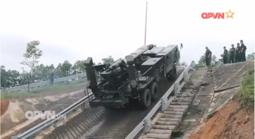 Kênh truyền hình Quốc phòng Việt Nam cho biết, khẩu pháo chính được sử dụng là pháo M46 cỡ nòng 130mm, còn hệ thống khung gầm sử dụng xe tải KrAZ-255.