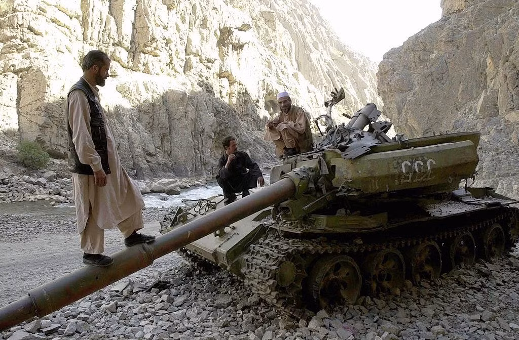 Trong đoạn video được các tay súng Taliban đăng tải lên mạng xã hội, có thể thấy các loại phương tiện mà Afghanistan để mất vào tay đối phương bao gồm xe tăng chủ lực, xe thiết giáp chở quân, xe thiết giáp hạng nhẹ, và rất nhiều vũ khí cá nhân.