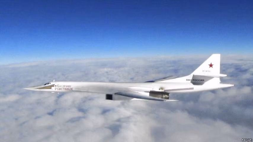 Máy bay ném bom chiến lược siêu thanh Tu-160 giữ một số kỷ lục về tầm hoạt động cũng như thời gian bay - chúng sẵn sàng thực hiện nhiệm vụ như vậy nếu được giao phó.