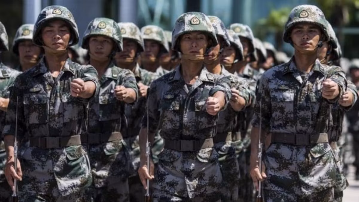 Mặc dù có thể thoải mái tuyển đủ quân, tuy nhiên trình độ của binh lính lại là điều quân đội Trung Quốc lo ngại. Phần lớn những người viết đơn tự nguyện, thường sinh sống ở vùng sâu vùng xa, có điều kiện kinh tế khó khăn và không có trình độ cao.
