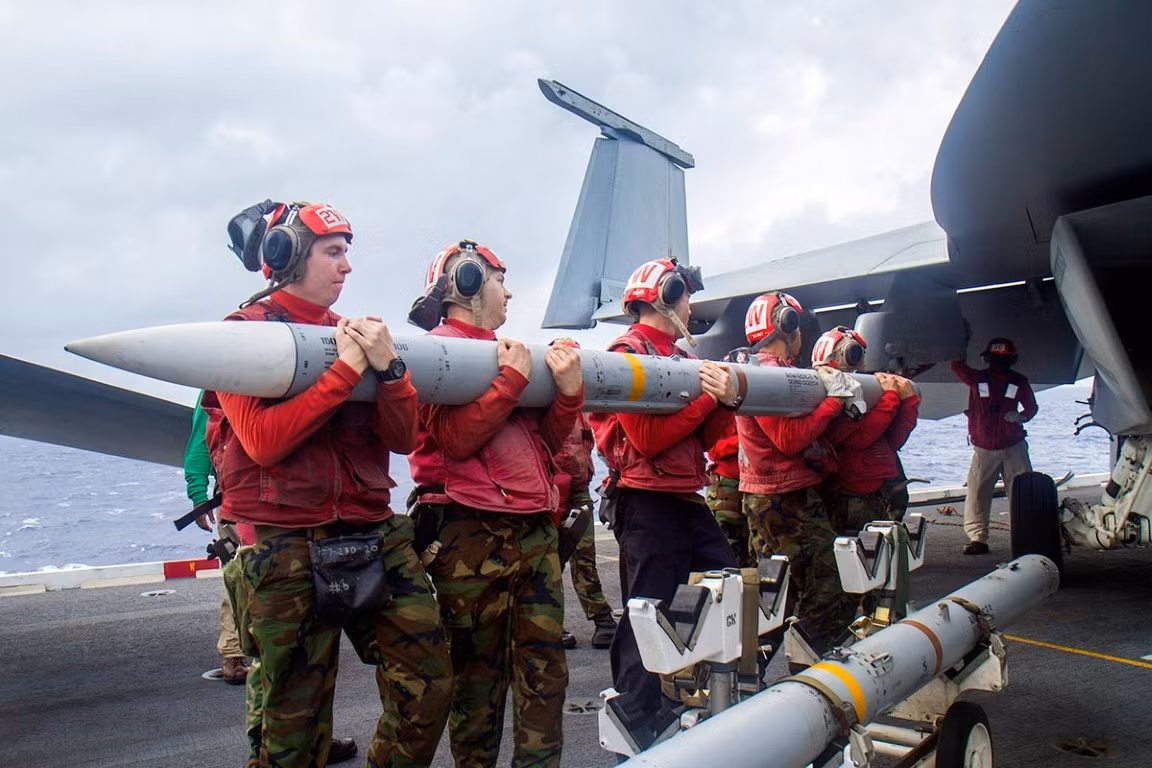 Tên lửa được tập đoàn Raytheon của Mỹ sản xuất, có giá lên tới 1 triệu USD cho mỗi quả. Đây hiện tại cũng được coi là loại tên lửa không đối không đắt bậc nhất thế giới.