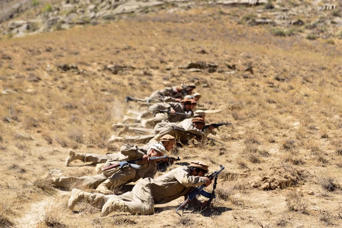 Trước đó, quân kháng chiến Afghanistan đã tuyến bố tấn công nhiều trực thăng của Pakistan, thậm chí còn khiến một chiếc bị hư hỏng nặng phải hạ cánh khẩn cấp.