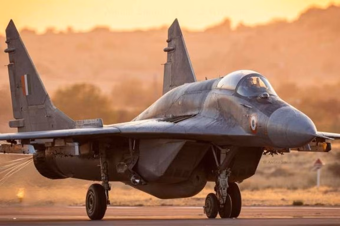 MiG-29SMT được coi là phiên bản tiên tiến nhất của gia đình MiG-29. Hệ thống điện tử hàng không mới nhất với radar Zhuk-M cho phép theo dõi 20 mục tiêu trên không và tấn công đồng thời 4 trong số đó.