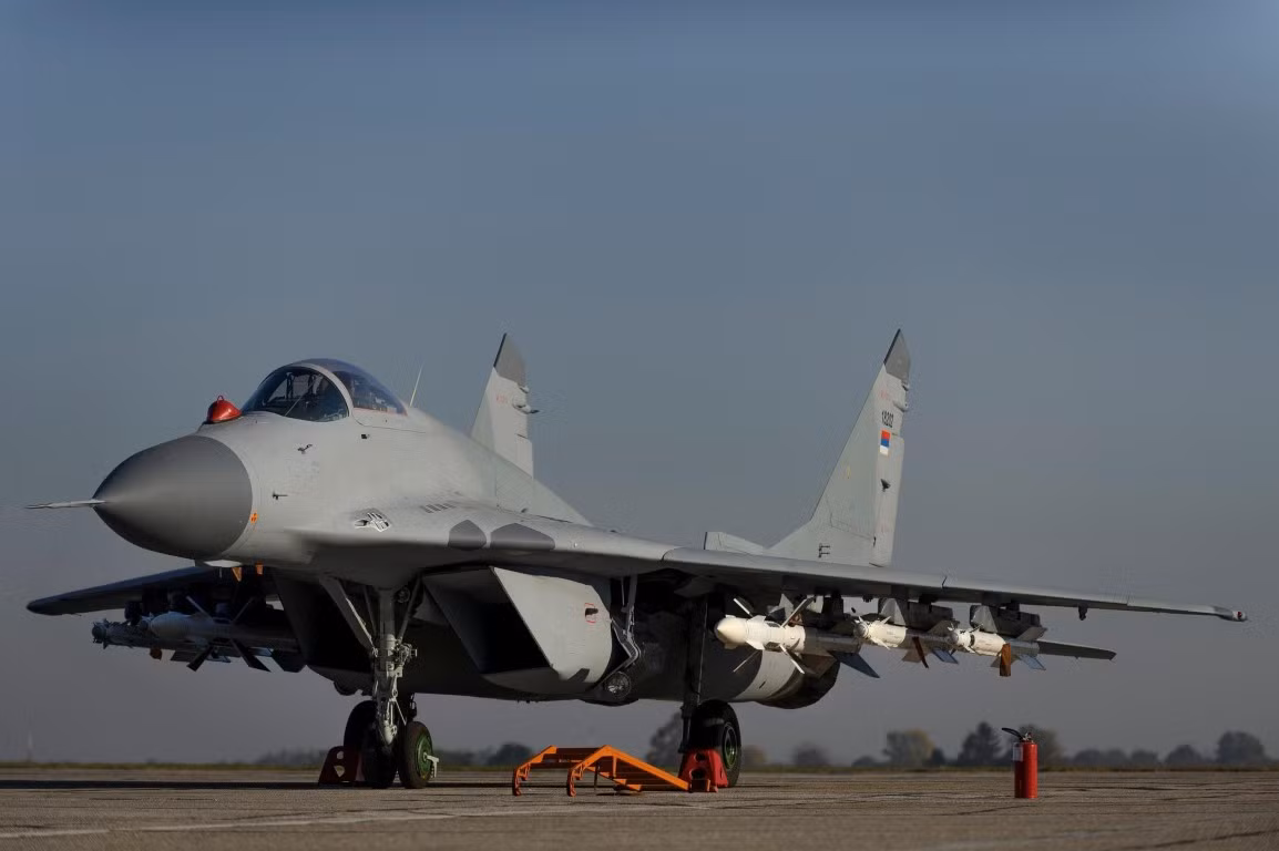Truyền thông Mỹ mới đây đưa tin, tiêm kích F-16 Fighting Falcon của họ vẫn nhận được đơn đặt hàng lớn từ nhiều quốc gia đồng minh, trước thực tế trên báo chí tại Moskva khẳng định câu chuyện tương tự cũng xảy ra với chiếc MiG-29 Fulcrum.
