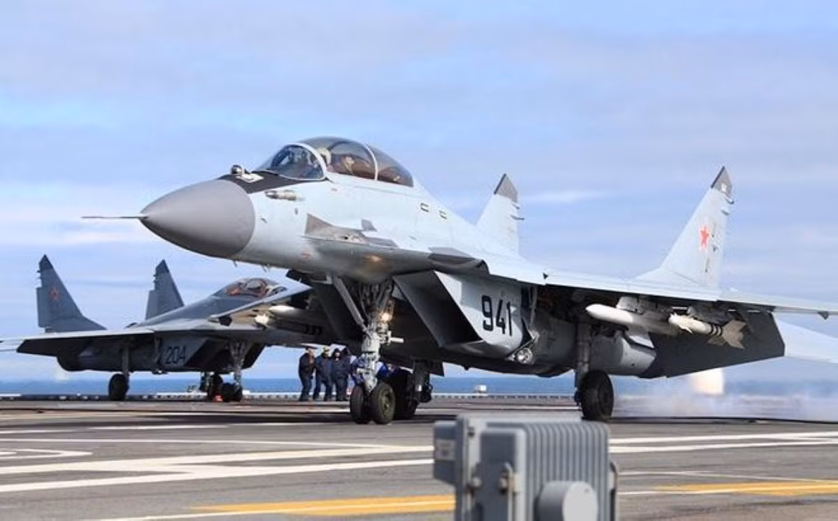 Ngoài ra MiG-29K là phiên bản hải quân và được thiết kế để hoạt động trên tàu sân bay. Bên cạnh radar Zhuk-M cũng như OEPS-29, cỗ máy này có động cơ RD-33MK mạnh hơn so với phiên bản trên đất liền, lực đẩy khi đốt sau của nó đạt 9.000 kgf.