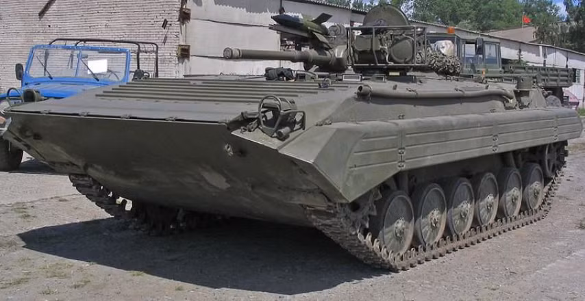 BMP-1 được trang bị một động cơ diesel UTD-20 có công suất 300 mã lực, tốc độ di chuyển tối đa 65km/h trên đường nhựa và 45km/h với địa hình xấu và di chuyển với tốc độ 7km/h trên mặt nước. Phạm vi hoạt động hiệu quả BMP-1 từ 500-600km, tổng trọng lượng của nó hơn 13 tấn và dài gần 7m.