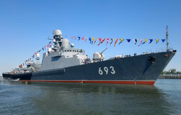 Cụ thể, khinh hạm lớp Gorshkov của Hải quân Nga có độ giãn nước tối đa lên tới 5400 tấn, trong khi đó các khinh hạm "cổ" nhất của lực lượng này, lớp Krivak ra đời từ năm 80 của thế kỷ trước cũng có độ giãn nước 3575 tấn.