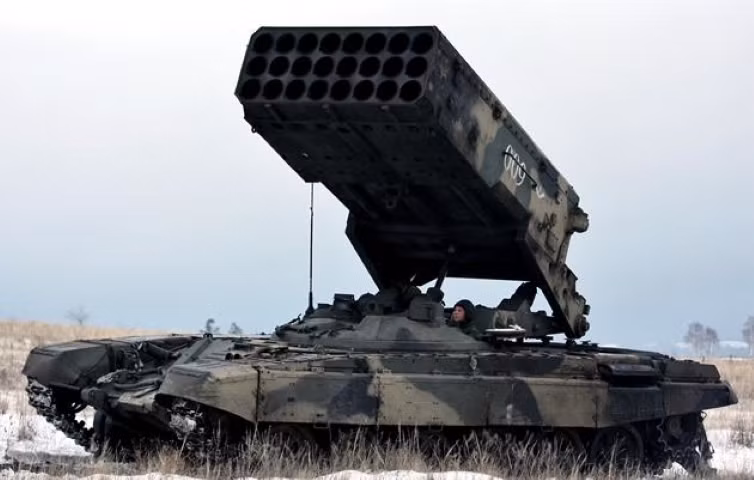 Hệ thống phun lửa hạng nặng TOS-2 Tosochka được tạo ra trên cơ sở TOS-1 Buratino và TOS-1A Solntsepek, nhưng khác với những người tiền nhiệm, nó có tầm bắn lớn hơn nhiều cũng như mức độ sát thương được tăng cường đến mức đáng sợ.