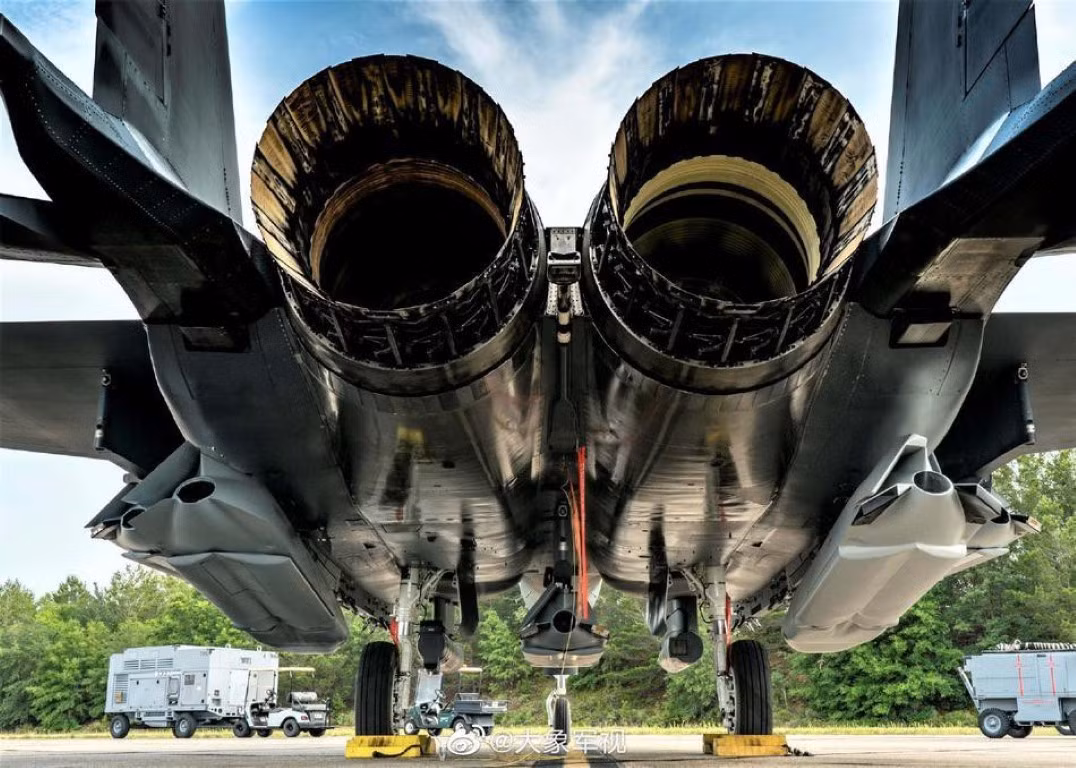 Những quả tên lửa tàng hình nặng 1 tấn này sẽ giúp cho chiếc Strike Eagle có khả năng tấn công mục tiêu mặt đất - mặt biển tương đương máy bay ném bom, trong khi năng lực không chiến vẫn được giữ nguyên.
