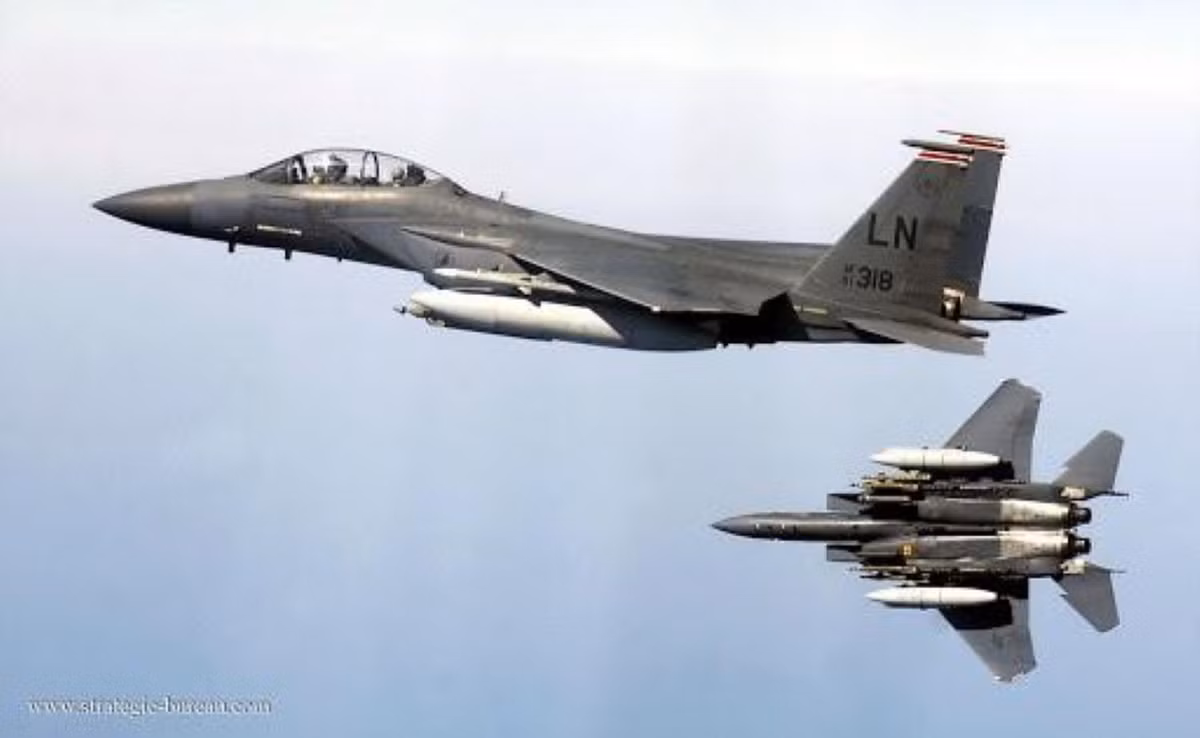 AGM-158 JASSM hoạt động với vai trò như một tên lửa hành trình tấn công mặt đất phóng từ trên không chứ không còn là một loại bom lượn tinh khôn như AGM-154.