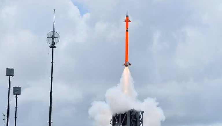 Ở pha cuối, tên lửa sử dụng đầu tự dẫn radar chủ động để tự “tìm - diệt” mục tiêu mà không cần sự can thiệp từ radar dẫn bắn, thuật toán tiên tiến giúp nó lựa chọn góc tiếp cận phù hợp nhất.