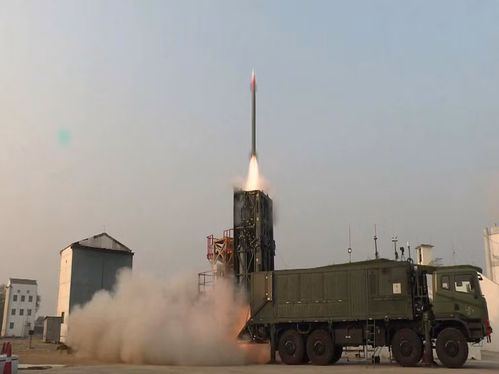 Đạn tên lửa Barak 8 dài 4,5 m; đường kính thân 0,54 m; sải cánh 0,94 m; trọng lượng 275 kg với đầu đạn nặng 60 kg; tầm bắn tối đa 70 km; độ cao diệt mục tiêu 16 km; tốc độ hành trình Mach 2, có khả năng đánh chặn mục tiêu cơ động cao.