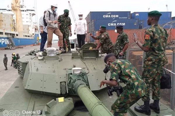 Việc sử dụng những khí tài hạng nặng với số lượng lớn nhằm đảm bảo thương vong của lực lượng quân chính phủ sẽ giữ được ở mức thấp nhất. Ngoài ra đây cũng là cơ hội của Nigeria để thử nghiệm dàn vũ khí mới nhập khẩu.