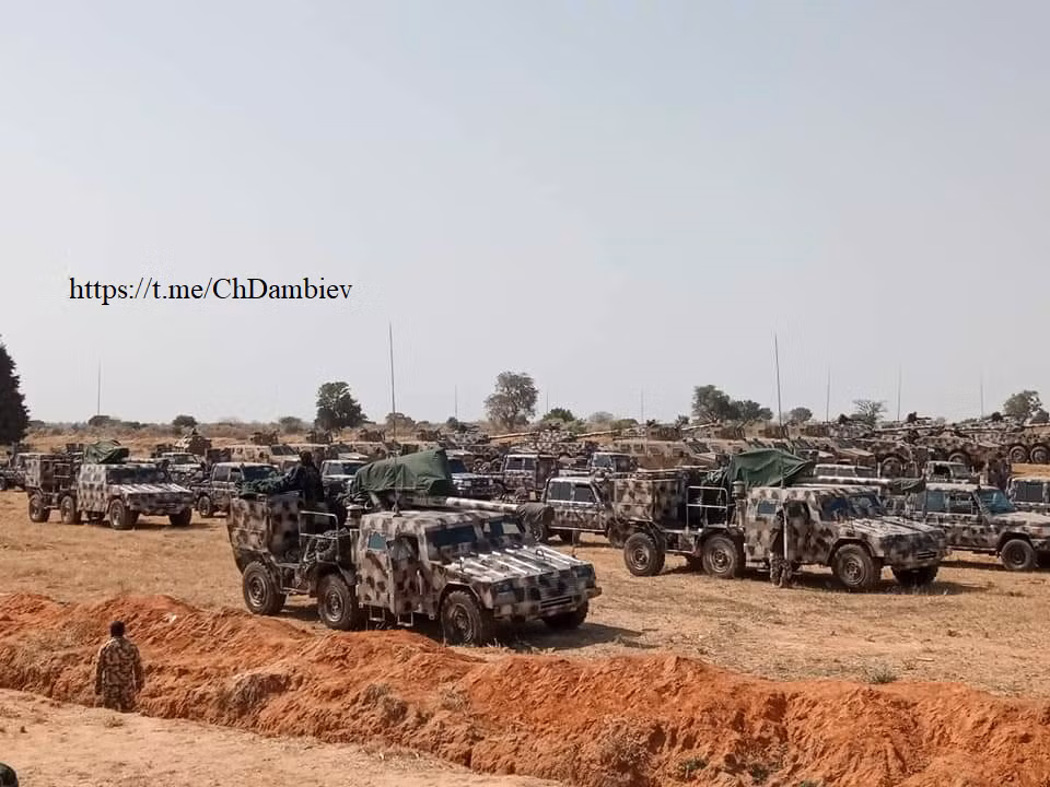 Dàn phương tiện quân sự được Nigeria huy động cho chiến dịch truy quét phiến quân Boko Haram.