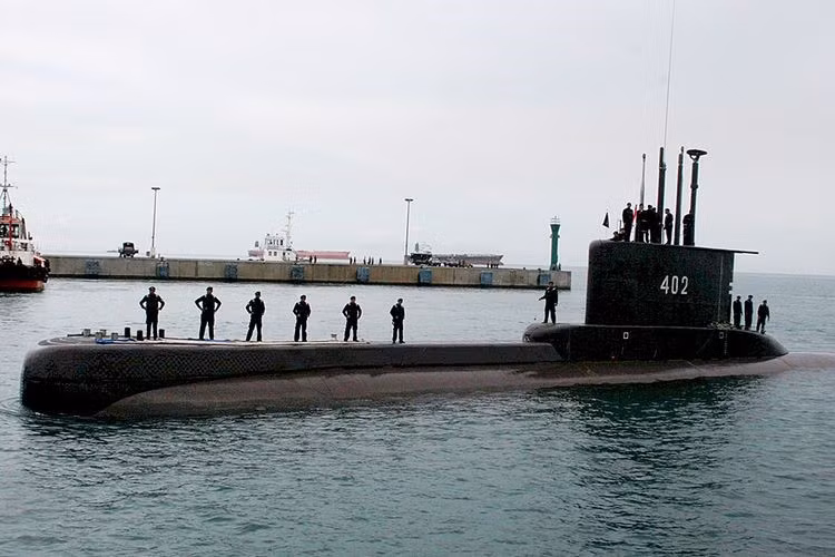 Hiện tại Hải quân Indonesia đang sở hữu hai tàu ngầm thuộc lớp này, trong đó bao gồm chiếc KRI Nanggala-402 vừa gặp nạn và một chiếc khác, mang tên Cakra-401.