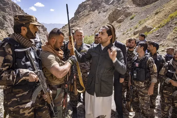 Panjshir là vùng núi đá hiểm trở nằm ở phía Bắc Afghanistan. Địa hình ở đây gây khó khăn rất nhiều cho việc dùng phương tiện cơ giới. Tuy nhiên ở thời điểm hiện tại, giới chuyên gia quân sự cho biết tàn quân Afghanistan đang chiếm được lợi thế nhờ sức mạnh không quân.