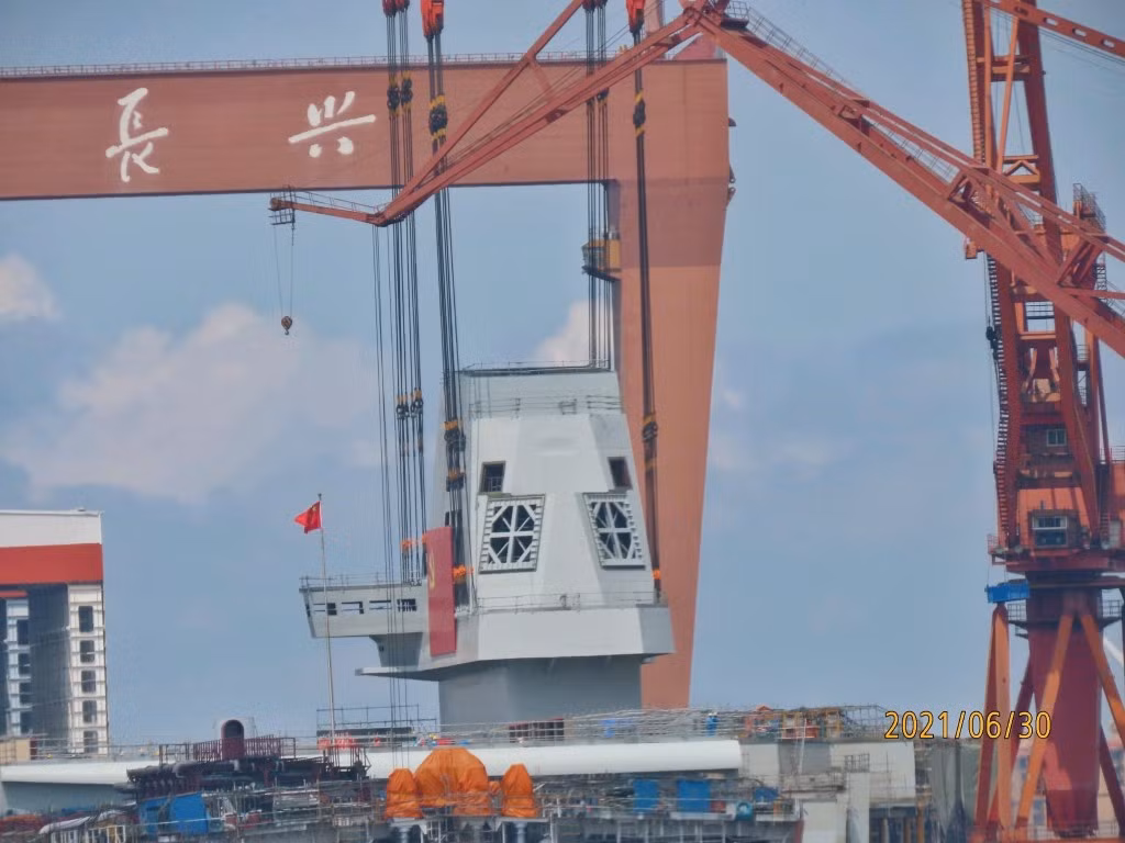 Ngoài ra, Type 003 vẫn sẽ sử dụng kiểu thiết kế một tháp thượng tầng duy nhất, phục vụ cả hai nhiệm vụ hàng hải và hàng không.