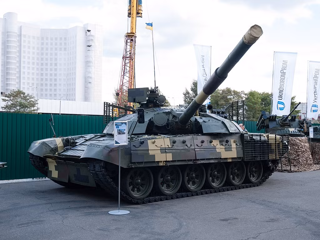 Loại xe tăng xịn nhất mà Ukraine sử dụng để đối đầu với Kiev chỉ là dòng T-72. Theo ước tính, Ukraine hiện đang có tổng cộng khoảng 700 chiếc xe tăng chủ lực T-72. Ảnh: T-72AMT với ngoại hình như xe tăng T-80.