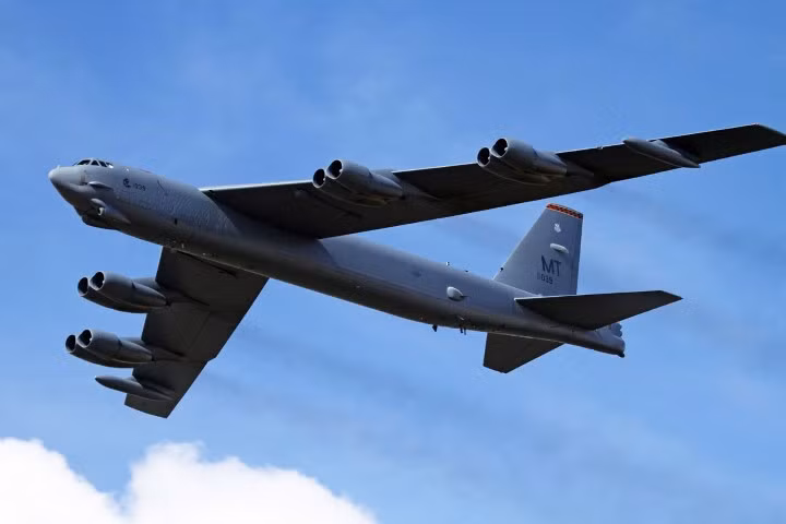 Hiện tại, Không quân Mỹ đang sử dụng 76 máy bay ném bom B-52. Đây vẫn là loại máy bay ném bom chiến lược, có số lượng đông đảo bậc nhất trong Không quân Mỹ hiện nay. Nguồn ảnh: YDex.