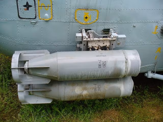 Cụ thể, các trực thăng săn ngầm Ka-28 có thể treo vũ khí ở hai bên hông máy bay hoặc ở trong khoang chứa vũ khí dưới bụng. Đặc biệt, Ka-28 còn có khả năng mang theo bom ở đuôi máy bay.
