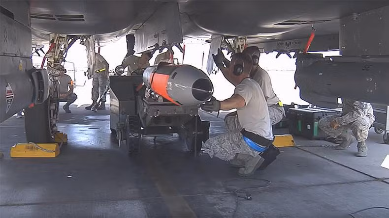 Các nhà nghiên cứu cho rằng, số lượng giảm là do diện tích nhà chứa ở Aviano và Incirlik đã bị thu hẹp. Ngoài ra, căn cứ Incirlik giảm từ 50 quả xuống còn 20 quả còn do Washington quan ngại vấn đề an ninh sau vụ đảo chính tại Thổ Nhĩ Kỳ hồi năm 2016.
