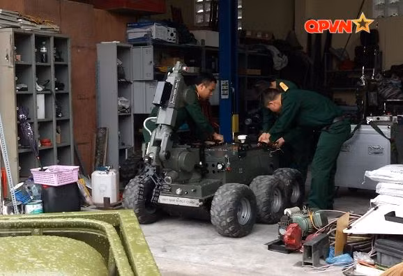 Toàn cảnh robot tự hành RBH-18 do Viện khoa học - môi trường Quân sự thuộc bộ tư lệnh Hóa học tự nghiên cứu, hoàn thiện.