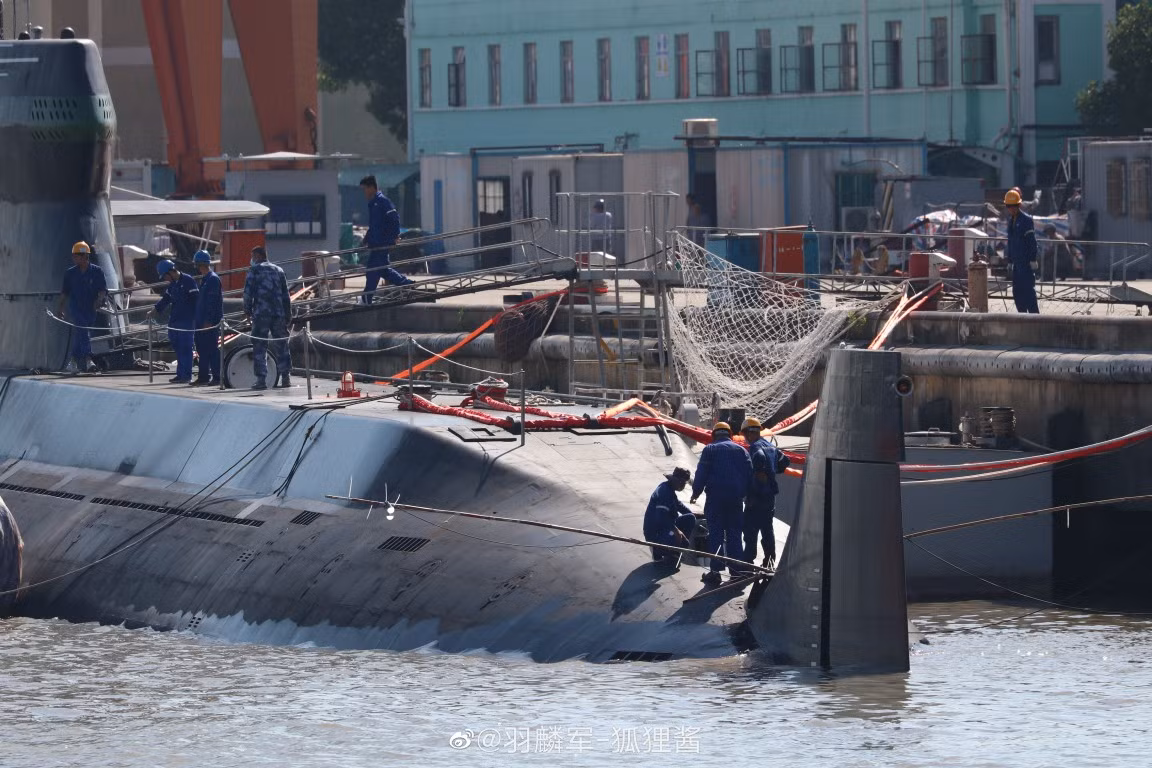 Trước đó, tàu ngầm Type 039C đã được cho chạy thử trên sông Dương Tử, tuy nhiên những hình ảnh được ghi lại vẫn chưa thực sự đủ sắc nét và chi tiết.