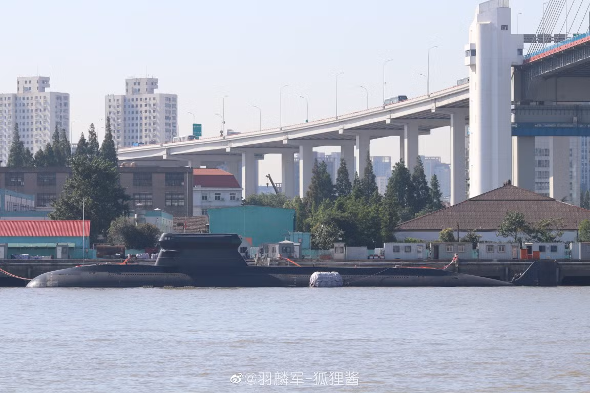 Kiểu thiết kế tháp chỉ huy vát cạnh này, được cho là nhái theo tàu ngầm A26 do Thụy Điển sản xuất. Tuy nhiên chưa có một chiếc A26 nào thực sự ra đời, tất cả mới chỉ nằm ở trên bản vẽ thiết kế.