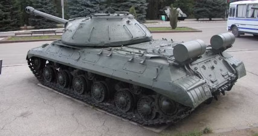 IS-3 mặc dù vậy vẫn có nhiều khiếm khuyết từ lúc mới sản xuất, như động cơ và hộp số không đáng tin cậy, nên sau đó nó đã liên tục được nâng cấp với việc hoàn thiện động cơ và hệ thống truyền động, bánh chịu lực và hệ thống liên lạc được thay mới, kết quả là xe nặng tới 48,8 tấn.