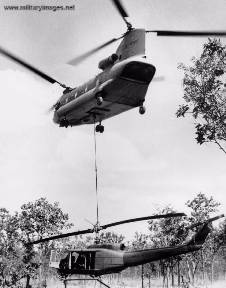 Trên chiến trường miền Nam Việt Nam, trực thăng Chinook của Mỹ tỏ ra rất hiệu quả trong nhiệm vụ vận tải, do nó có tải trọng cao, loại trực thăng này có thể dễ dàng "cẩu" theo trực thăng UH-1 hoặc thậm chí vận tải được cả tiêm kích.