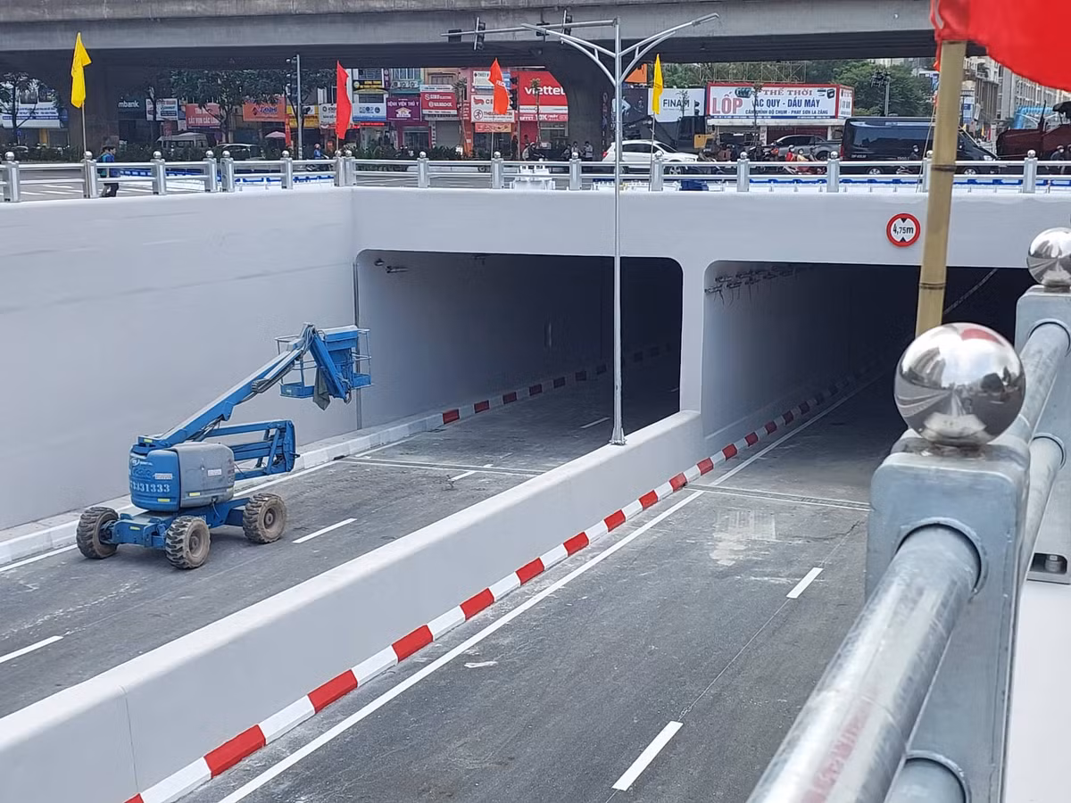 Hầm được thiết kế bằng kết cấu bê tông cốt thép với tổng chiều dài hầm và gờ chắn hai đầu hầm khoảng 475 m. Chiều cao tối đa cho phép là 4.75m. 
