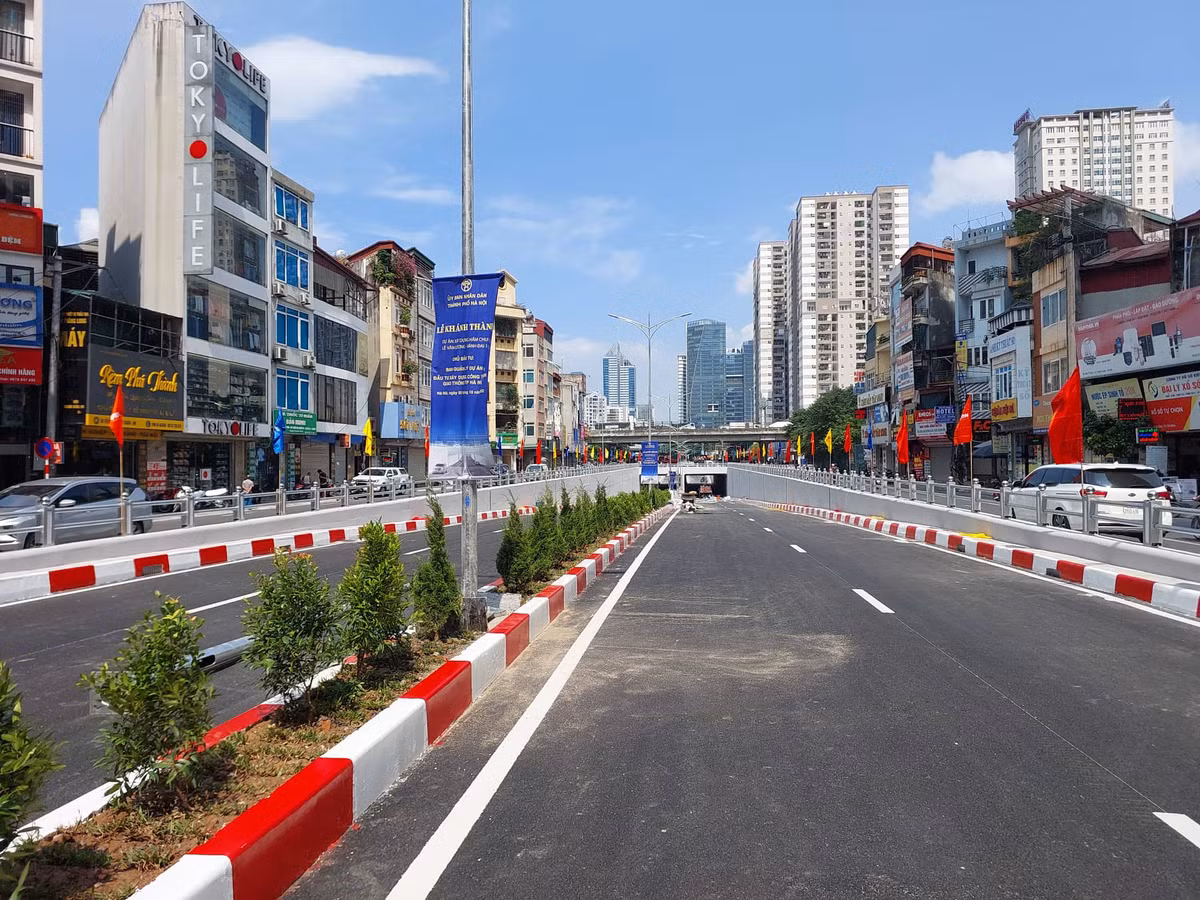 Được biết, trục đường Lê Văn Lương - Tố Hữu là một trong những tuyến đường thường xuyên tắc nghẽn giao thông trong giờ cao điểm. Đặc biệt là ở nút giao Khuất Duy Tiến. Vì vậy, hầm chui Lê Văn Lương - Khuất Duy Tiến được kỳ vọng sẽ giải quyết bài toán ách tắc tại nút giao này.