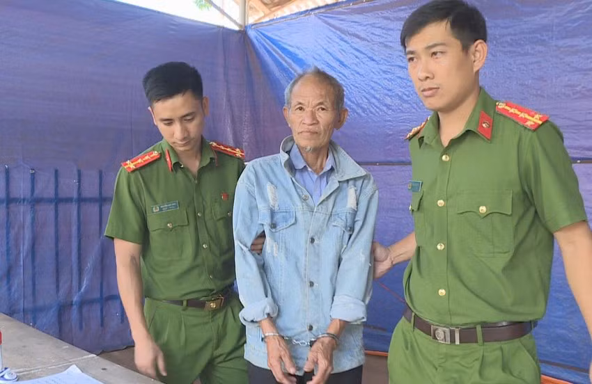  Bắt người đàn ông đâm bạn nhậu trọng thương: Ngày 24/10, Công an tỉnh Đắk Lắk đã khởi tố vụ án, khởi tố bị can và bắt tạm giam bốn tháng Võ Trọng Nhuần (57 tuổi, ngụ xã Ea Kly, huyện Krông Pắk) để điều tra về hành vi giết người. Tối 10/6, Nhuần đến nhà ông Hoàng Thanh Hằng (63 tuổi, ngụ xã Ea Kmút, huyện Ea Kar) để uống rượu. Một lúc sau, ông L.K.H. (51 tuổi, ngụ xã Ea Kmút) đến ngồi nhậu cùng. Sau đó, hai người xảy ra mâu thuẫn. Sẵn có men rượu trong người, Nhuần dùng dao đâm liên tiếp nhiều nhát vào người ông H. Rất may, ông H. được cấp cứu kịp thời nên giữ được tính mạng.