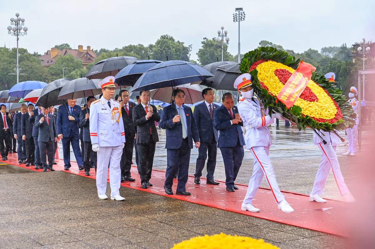 Kết thúc lễ viếng, các Đại biểu Quốc hội trở về Nhà Quốc hội dự Lễ khai mạc Kỳ họp thứ 4 Quốc hội khóa XV diễn ra lúc 9h sáng cùng ngày tại Phòng họp Diên Hồng, Nhà Quốc hội, Thủ đô Hà Nội.