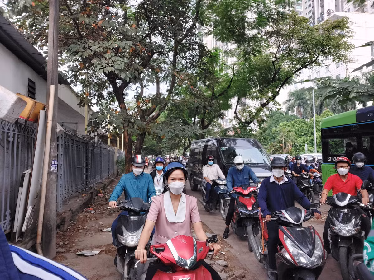 Lưu lượng xe trên vỉa hè dày đặc không khác gì dưới lòng đường, gây nguy hiểm cho những người đi bộ.
