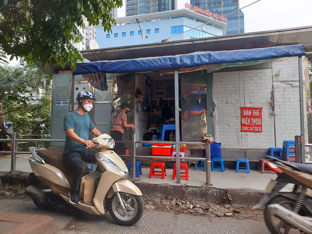  Nhà vệ sinh công cộng trên tuyến đường cũng đã bị người dân tận dụng để làm cửa hàng giải khát, không đảm bảo vệ sinh môi trường.