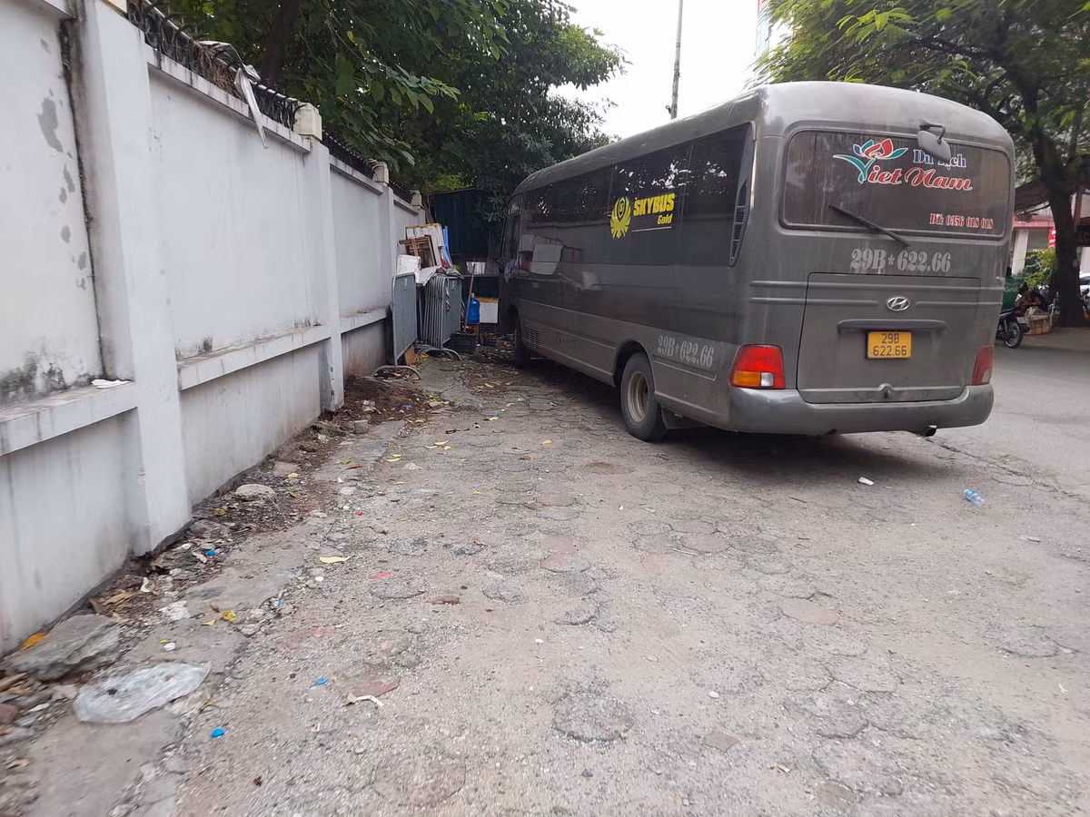Nhiều xe dù, xe limousine núp bóng hợp đồng chạy tuyến cố định ngang nhiên đỗ trên vỉa hè tuyến đường Nguyễn Hoàng để đón trả khách gần khu vực bến xe Mỹ Đình.