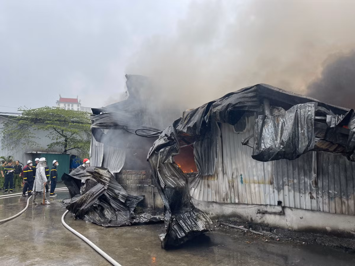 Được biết, đây là khu vực cho thuê kho, xưởng; bên trong chứa nhiều hàng sơn, đồ điện tử, đồ tiêu dùng...