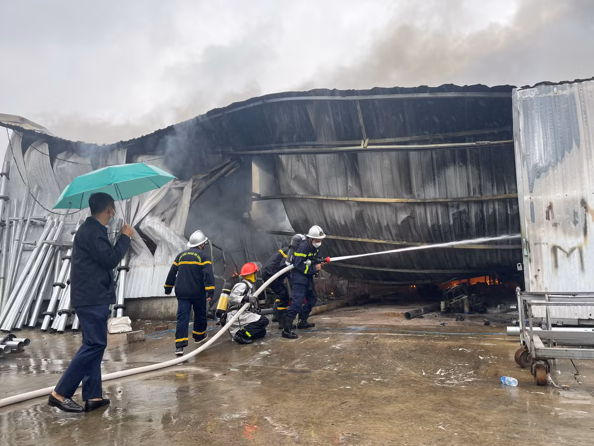 Ngay khi tiếp cận hiện trường, chỉ huy chữa cháy đã khẩn trương tìm kiếm người bị nạn đồng thời triển khai các mũi tấn công, ngăn chặn cháy lan sang các khu vực lân cận.