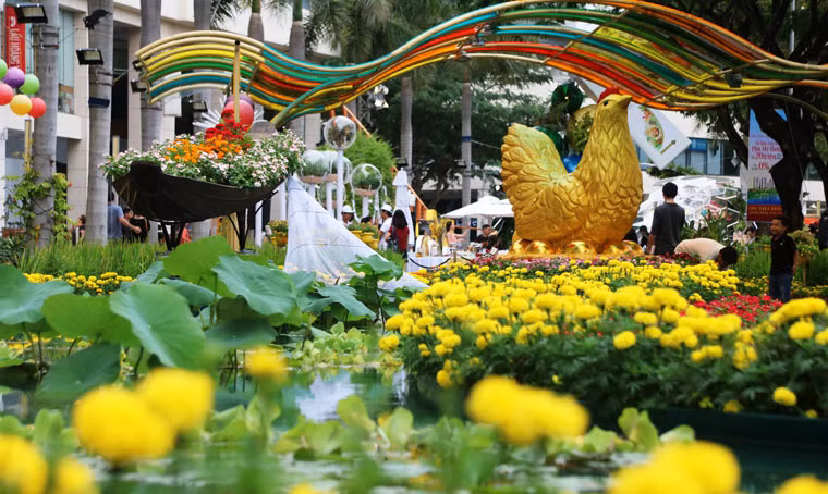 Với chủ đề chính "Xuân no ấm", đường hoa Xuân 2017 Phú Mỹ Hưng được trang hoàng lộng lẫy tại khu vực Hồ Bán Nguyệt, quận 7, TP HCM.