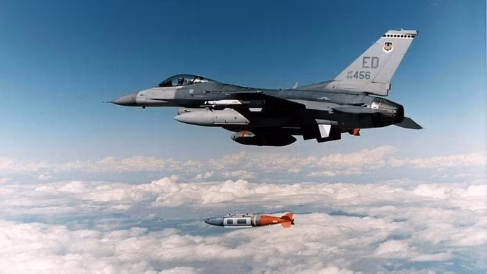 Ông Ensin cảnh báo việc tiêm kích tàng hình F-35 Lightning II sau khi tích hợp bom hạt nhân B61-12 có thể tiếp cận các khu công nghiệp trung tâm, các thành phố lớn, thậm chí cả thủ đô Moskva để tung đòn hủy diệt.